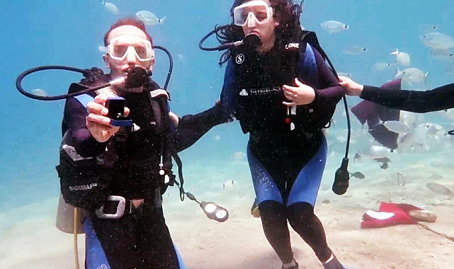 Fethiye'de su altında 'tektaş' ile sürpriz evlilik teklifi