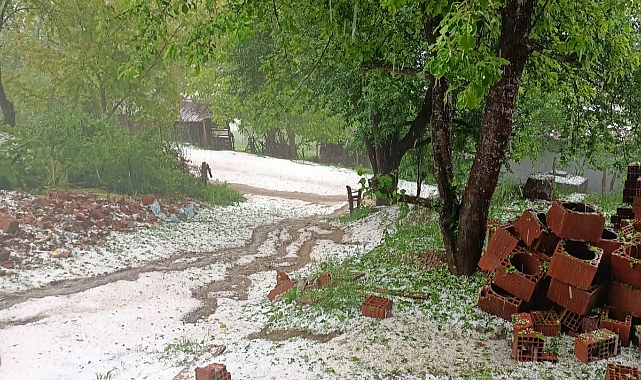 Fındık büyüklüğünde dolu yağdı; meyve bahçeleri ile ekili alanlar zarar gördü