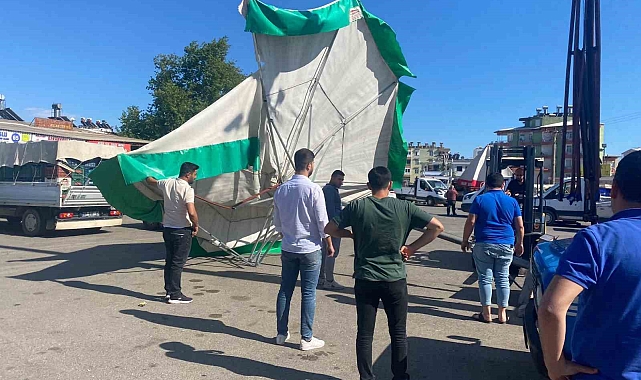 Fırtına toptancı halinde şemsiyeleri devirdi, bir araçta maddi hasar oluştu
