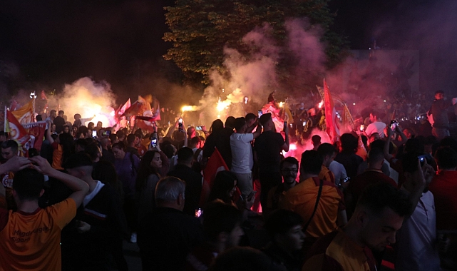 Galatasaraylı taraftarlar, Ankara'da şampiyonluğu coşkuyla kutladı
