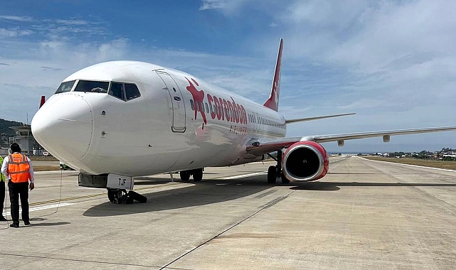 Gazipaşa'da yolcu uçağının inişte ön lastiği patladı; 190 kişi tahliye edildi
