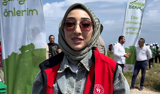 Genç kadın her diktiği ağaca bir hatıra bırakıyor