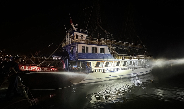 Gezi teknesinde çıkan yangında 2 kişi dumandan etkilendi