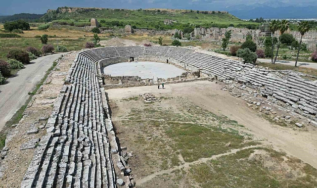 Gladyatör dövüşlerinin yapıldığı Perge Antik Kenti stadyumunun 5 bin kişilik kısmı açıldı
