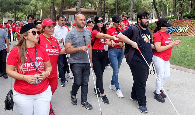 Görme engelliler için siyah kurdele ile gözlerini kapattılar