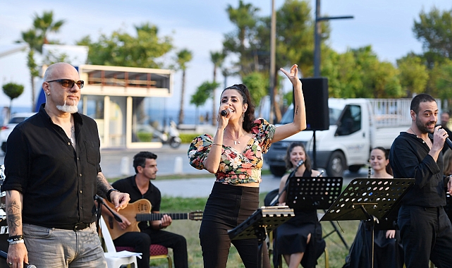 7'den 70'e Herkes Eğlendi: Konyaaltı'nda Gün Batımı Akustik Konseri!