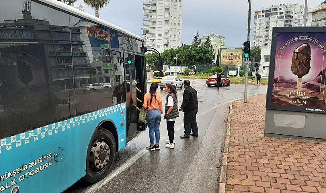 Halk otobüsü lüks araca arkadan çarptı