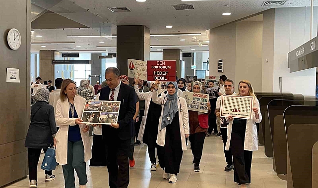 Hastane koridorlarında sessiz yürüyüş ile Gazze'deki katliama dikkat çekildi