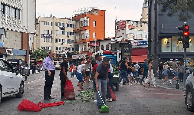 Hızını alamayan motosikletteki fasülyeler yere saçıldı