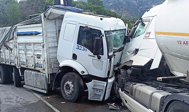 İki kamyon kafa kafaya çarpıştı: 3 yaralı