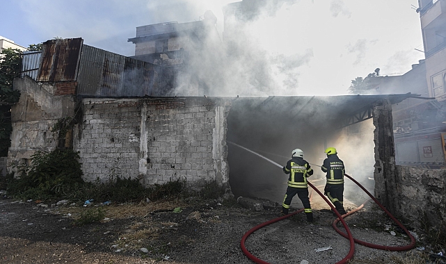 İş Yeri Yangını Korkuttu: İtfaiye Ekipleri Alevleri Söndürdü