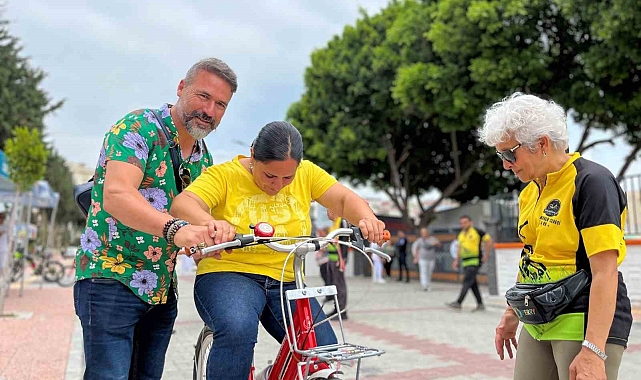 Kadınlar bisiklet öğreniyor
