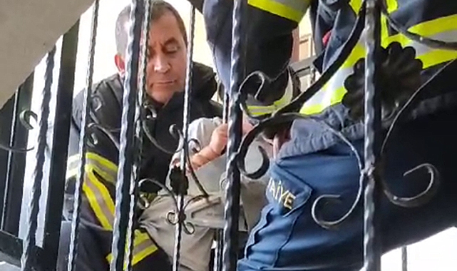 Kafasını demir korkuluğa sıkıştıran çocuğu itfaiye ekipleri kurtardı