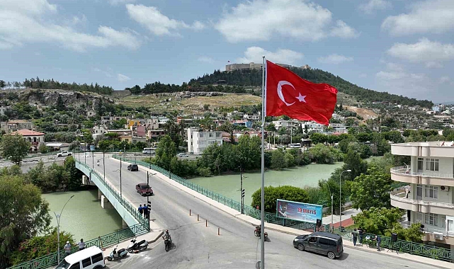 Kaldırılması tepkilere neden olan anıtın yerine Türk bayrağı konuldu