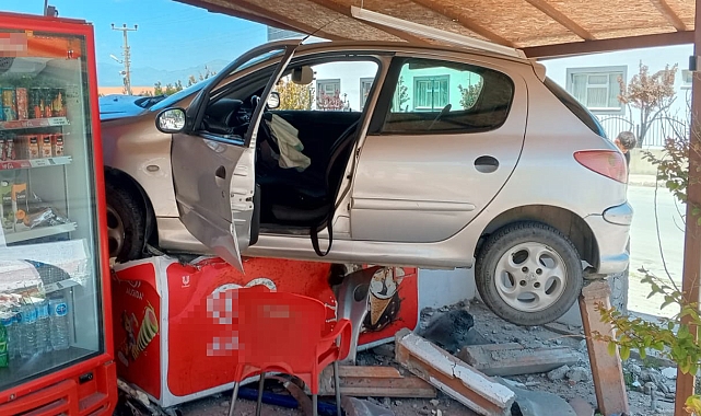 Kaldırıma çarpan otomobil, marketin önündeki dondurma dolabının üzerine çıktı