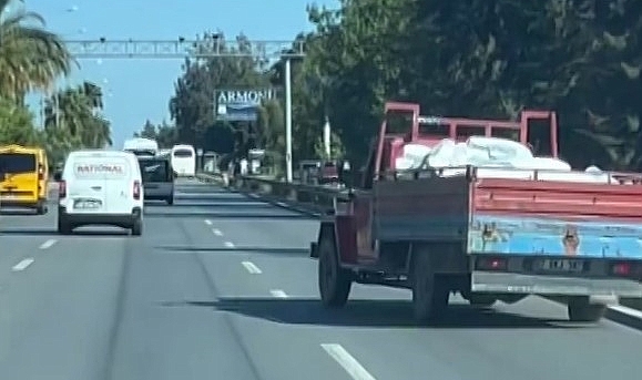 Kamyonetin seyir halinde zikzak çizerek trafiği tehlikeye attığı anlar kamerada