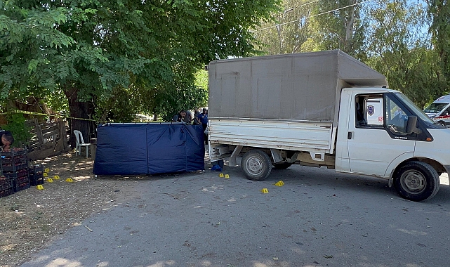 Kardeşinin ölümünden sorumlu tuttuğu kişiyi tabancayla öldürüp, kaçtı