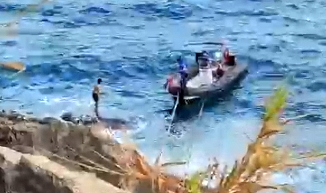 Kayalıkta mahsur kalan 2 genci deniz polisi kurtardı