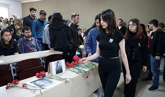 Kazada ölen üniversiteli Elif'i, boş kalan sırasında karanfiller ve fotoğraflarıyla andılar