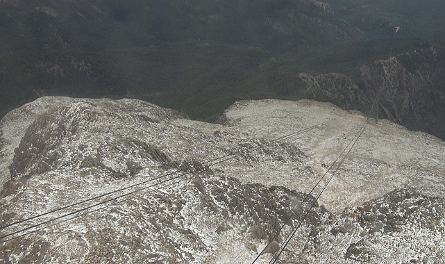 Kemer'in yüksek kesimlerine kar yağdı