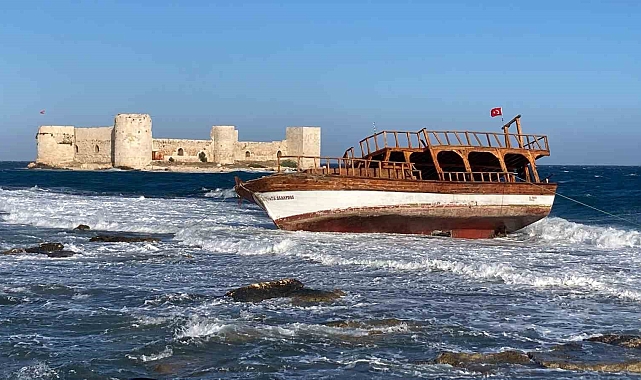 Kızkalesi'nde fırtınada gezi teknesi karaya oturdu