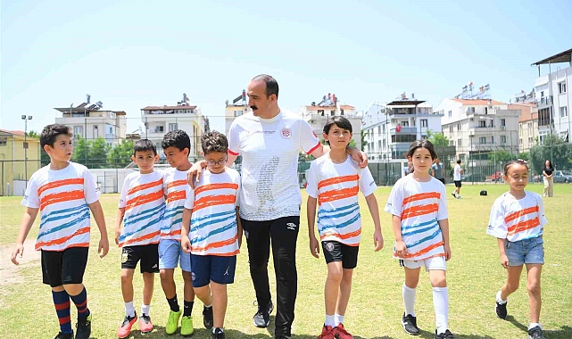 Konyaaltı Belediye Başkanı Cem Kotan, çocuklarla futbol oynadı