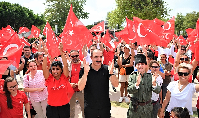 Konyaaltı Kent Meydanı'nda 19 Mayıs coşkusu