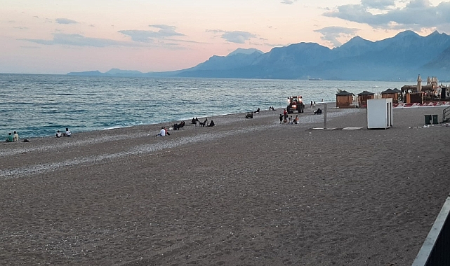 Yaz Sezonu Yaklaşıyor: Konyaaltı Plajı'nda Son Hazırlıklar!