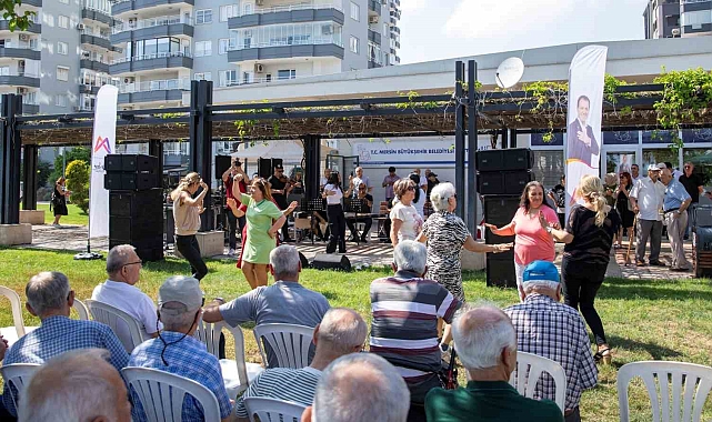 Mersin'de emekliler yazı 'Bahar Şenliği' ile karşıladı