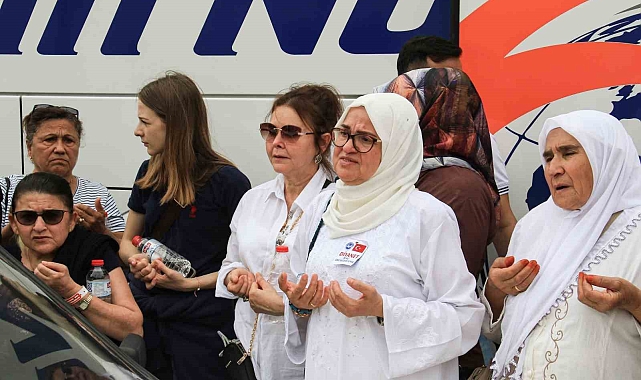 Mersin'den 39 hacı adayı dualar eşliğinde kutsal topraklara uğurlandı