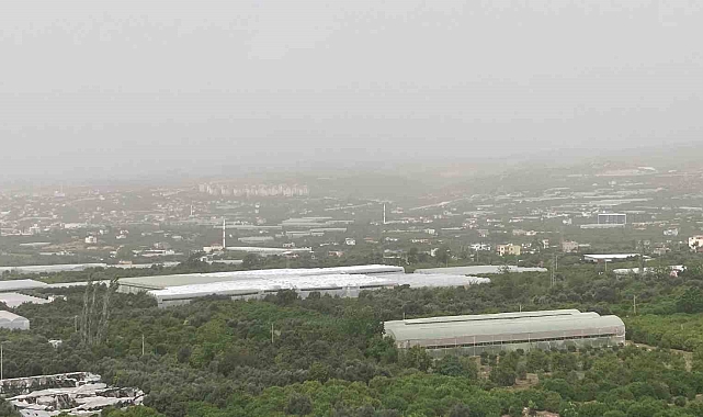 Mersin'i toz bulutu kapladı, araçlar çamura bulandı