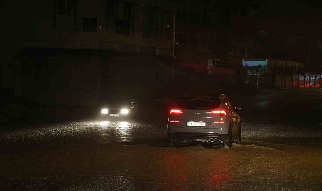 Meteorolojinin turuncu kodlu uyarı verdiği Hatay'da bardaktan boşalırcasına yağmur yağdı