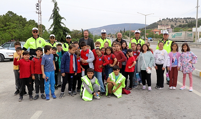 Minik trafikçiler uygulama noktasında