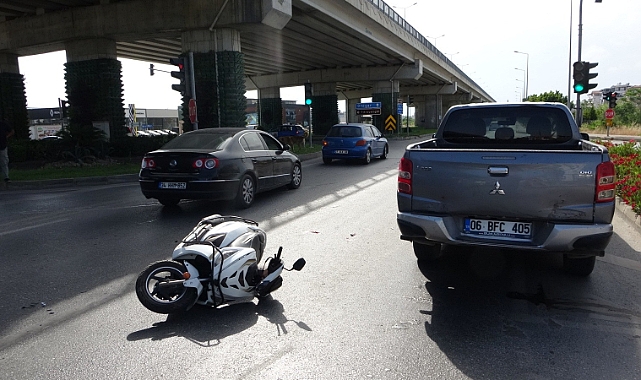 Motosiklet kamyonete çarptı: 1 yaralı