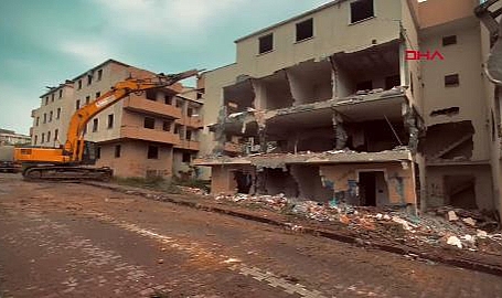 Müteahhidin inşaat halindeyken 24 daireyi 50 kişiye satıp kaçtığı bina yıkıldı