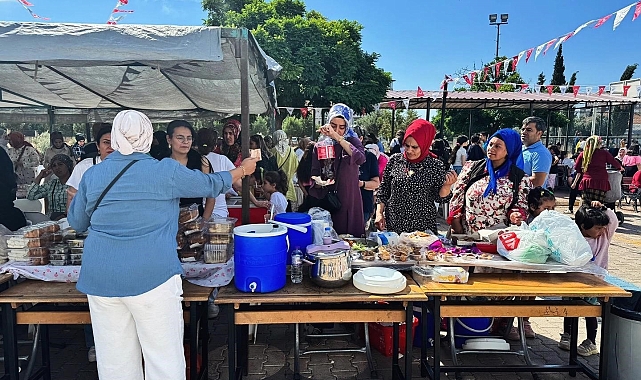 Öğrenci velileri okulları için hayır satışında buluştu