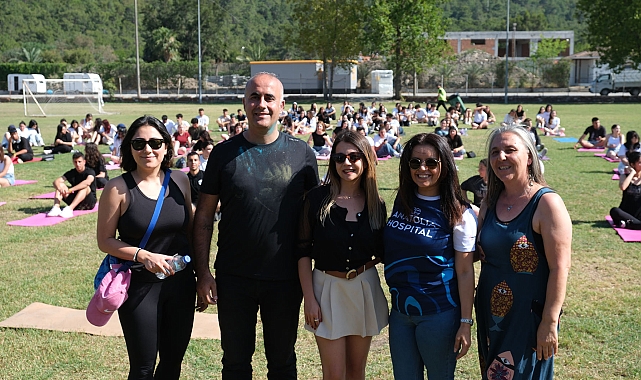 Öğrenciler açık havada yoga yaptı