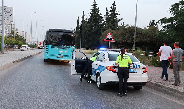 Otobüsün durduğunu zannederek inen yolcunun bacağı teker altında kaldı