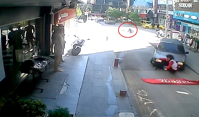 Otomobil, önce bisikletliye ardından kaldırımdaki yayaya çarptı: 2 yaralı