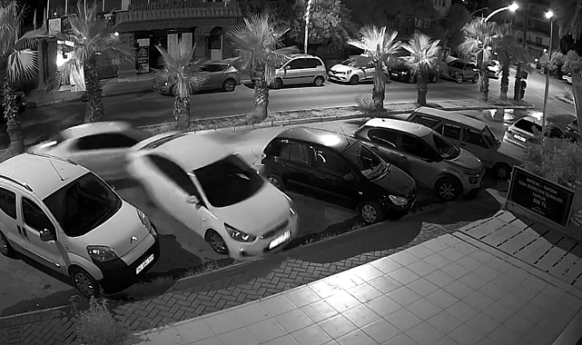 Otomobiliyle park halindeki 4 araca çarpıp, yoluna devam etti