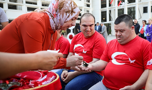 Özel bireyler, ellerine kına yakılıp temsili olarak askere uğurlandı