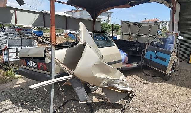 Park halindeki TIR'a çarpan otomobilin sürücüsü hayatını kaybetti