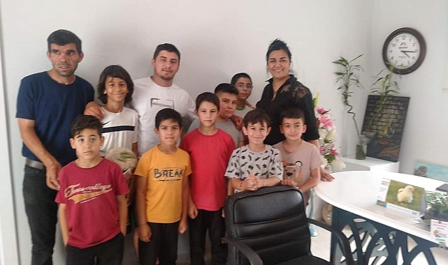 Parkta cüzdan bulan çocukları muhtar ve cüzdan sahibi ödüllendirdi