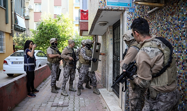 Polis, evde bulamadıkları uyuşturucu şüphelilerini kardeşine aratıp yakaladı