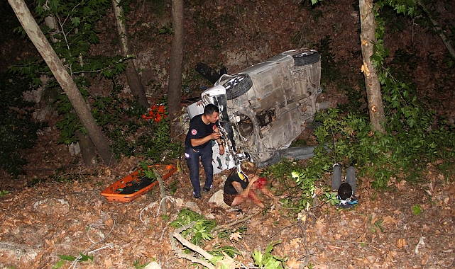 Polisten kaçan sürücünün otomobili 100 metrelik uçuruma yuvarlandı: 3 yaralı