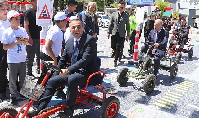 Protokol farkındalık için bisiklete bindi