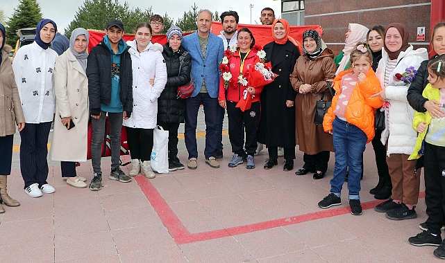 Rusya'da atlı okçulukta dünya şampiyonu olan Melek öğretmen, Erzurum'da coşkuyla karşılandı