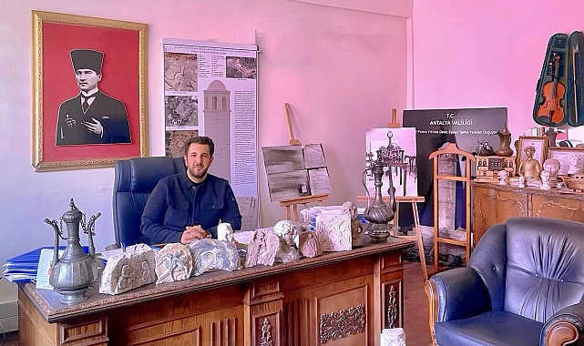 Antalya Saat Kulesi Bayrağı: Gönder Tartışması Müdüre Mal Oldu!
