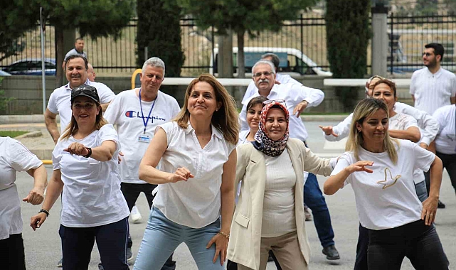 Sağlık çalışanları hastane bahçesinde spor yaptı