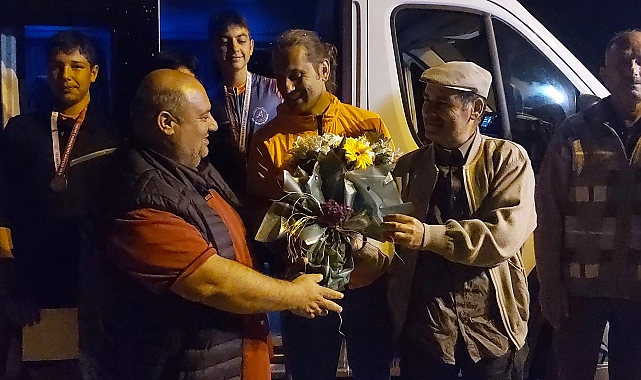 Şampiyon bisiklet takımına meşaleli karşılama